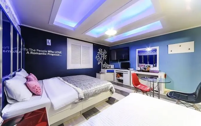 Oda (Twin-13 o'clock (Netflix available))