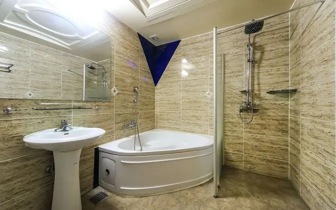 Oda (Twin-13 o'clock (Netflix available))