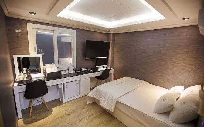 Oda (Standard (Netflix Available with Pers)