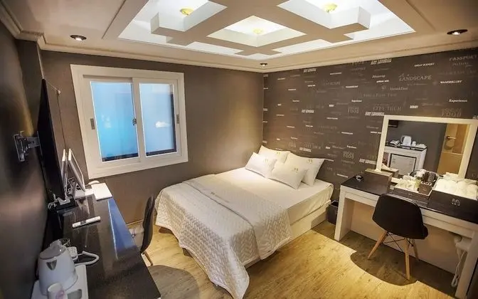 Oda (Standard (Netflix Available with Pers)