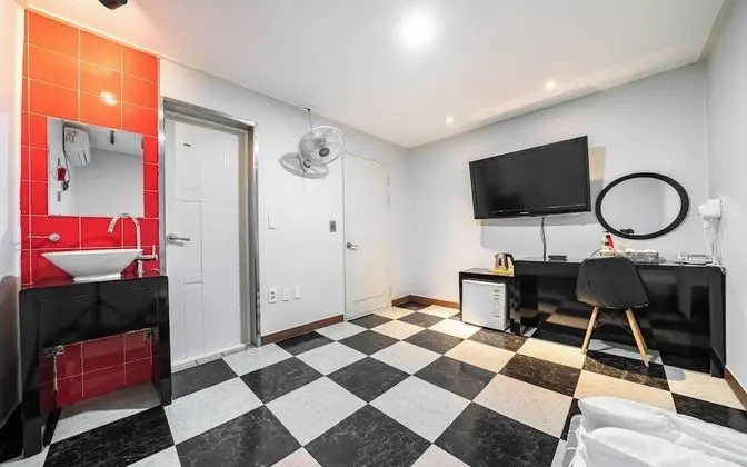 Oda (Ondol (Netflix available))