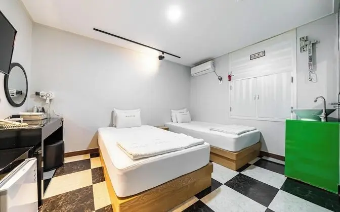 Oda (Twin (Netflix Available))