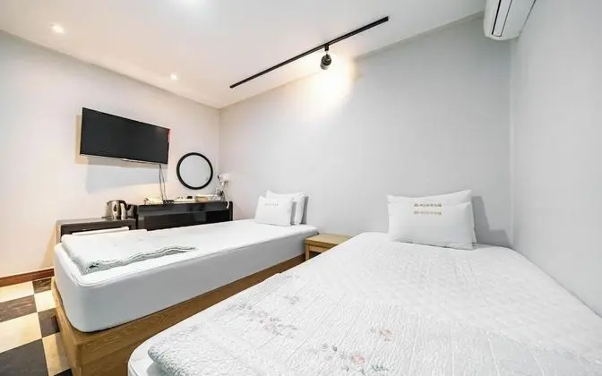 Oda (Twin (Netflix Available))