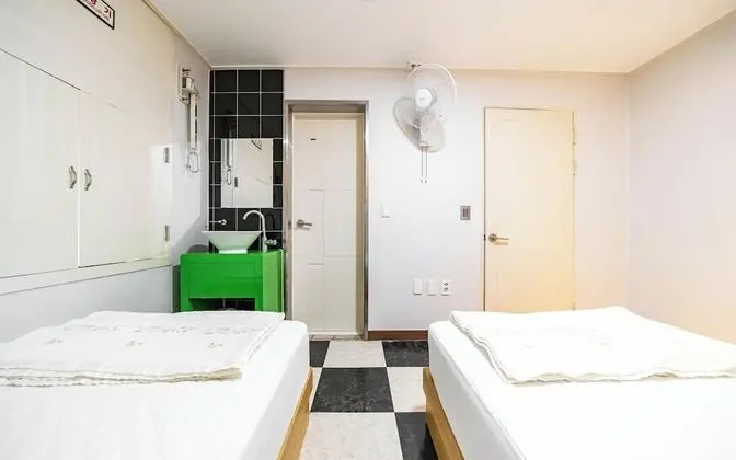 Oda (Twin (Netflix Available))