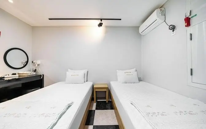 Oda (Twin (Netflix Available))