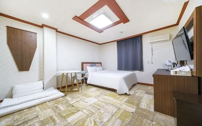 Oda (Deluxe room - walk-in only (42-inch T)