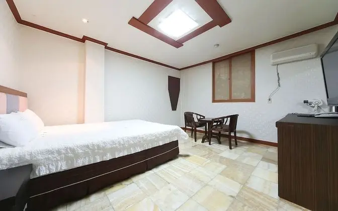 Oda (Deluxe room - walk-in only (42-inch T)