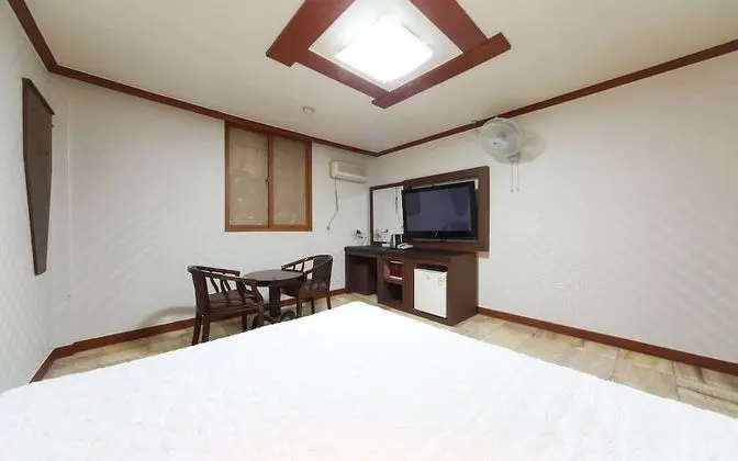 Oda (Deluxe room - walk-in only (42-inch T)