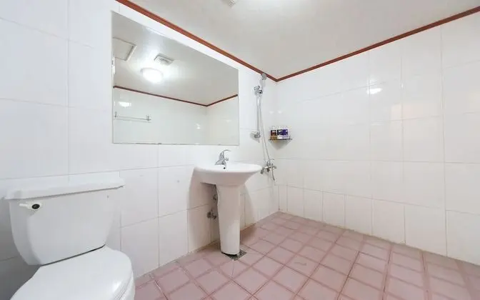 Oda (Deluxe room - walk-in only (42-inch T)