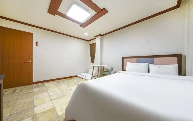 Oda (Deluxe room - walk-in only (42-inch T)