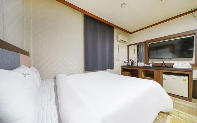 Oda (Deluxe room - walk-in only (42-inch T)