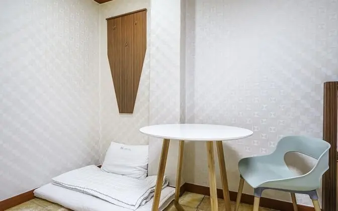 Oda (Deluxe room - walk-in only (42-inch T)