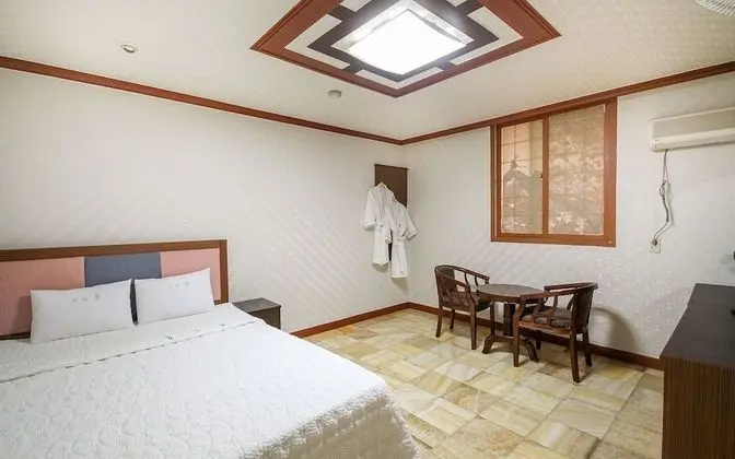 Oda (Deluxe room - walk-in only (42-inch T)