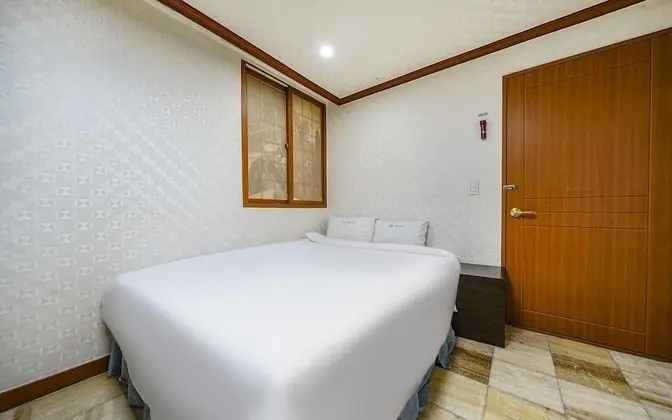 Oda (Standard room - walk-in only (42-inch)