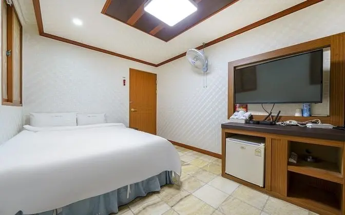 Oda (Standard room - walk-in only (42-inch)