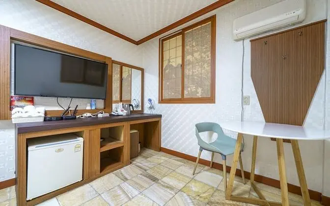 Oda (Standard room - walk-in only (42-inch)