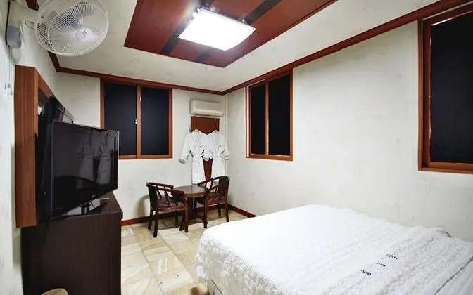 Oda (Standard room - walk-in only (42-inch)