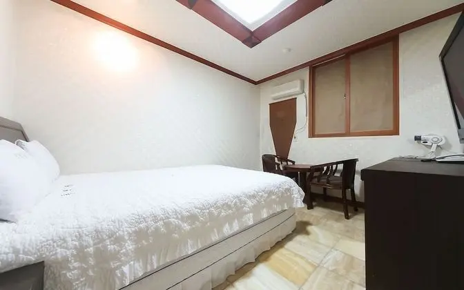 Oda (Standard room - walk-in only (42-inch)