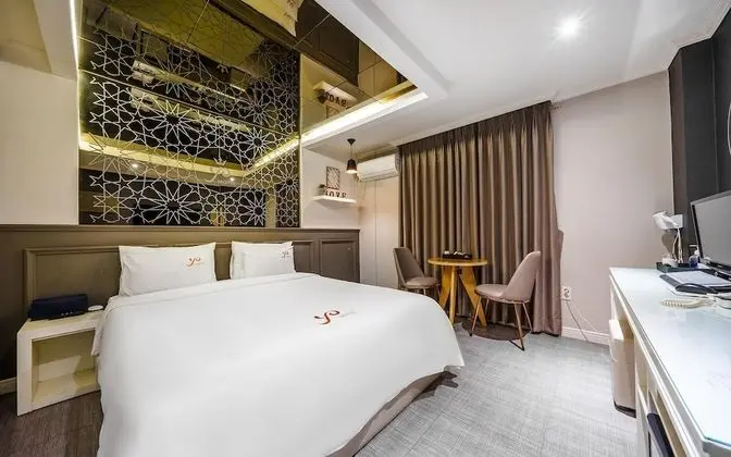 Oda (Deluxe (Massage Mattress Netflix Avai)