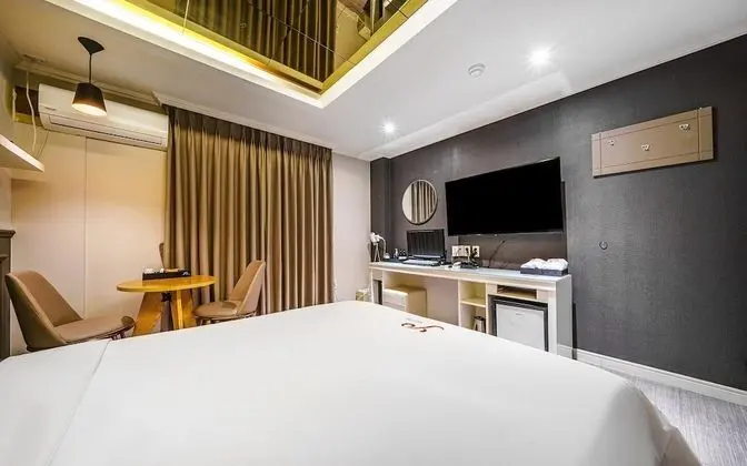 Oda (Deluxe (Massage Mattress Netflix Avai)