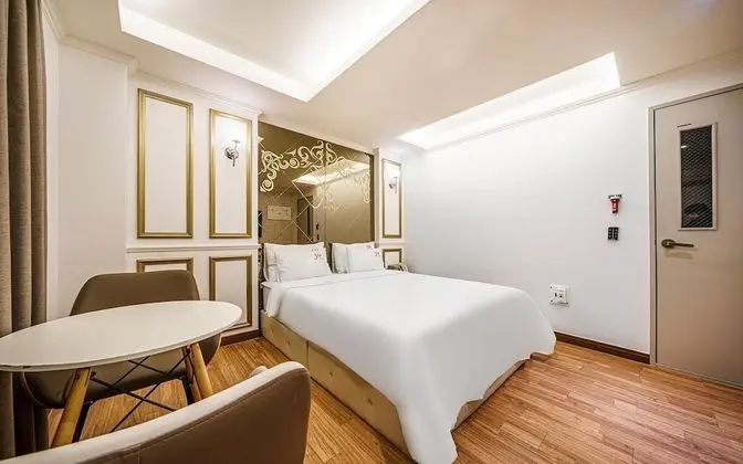 Oda (Deluxe (Massage Mattress Netflix Avai)