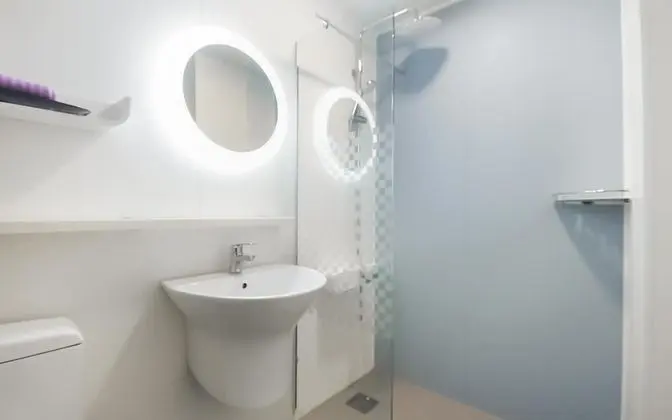 Oda (Standard (Netflix Available Hotel Inq)