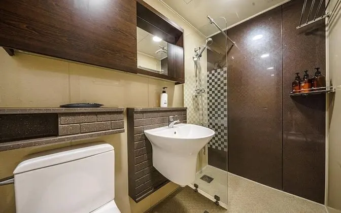 Oda (Standard (Netflix Available Hotel Inq)