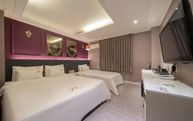 Oda (Twin (Netflix Available Hotel Inquiry)