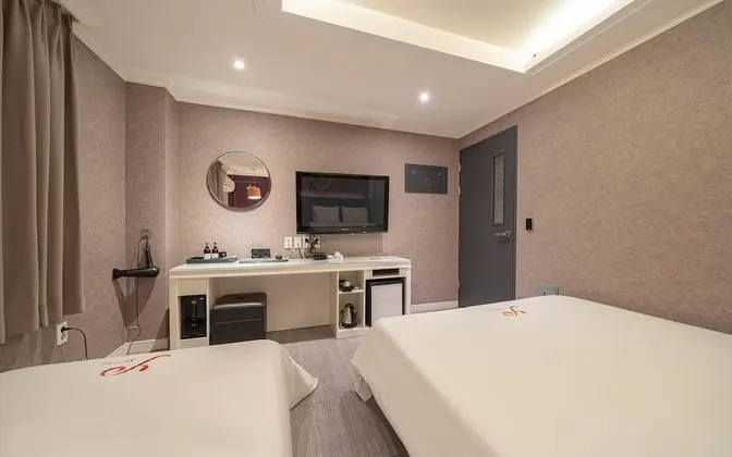 Oda (Twin (Netflix Available Hotel Inquiry)