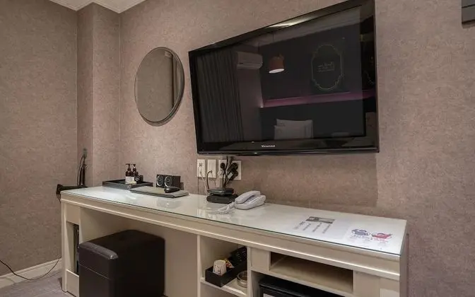 Oda (Twin (Netflix Available Hotel Inquiry)