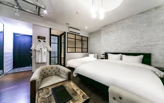 Oda (Suite (Terrace Random Assignment Brea)