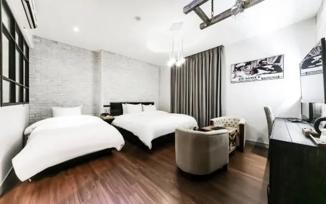 Oda (Suite (Terrace Random Assignment Brea)