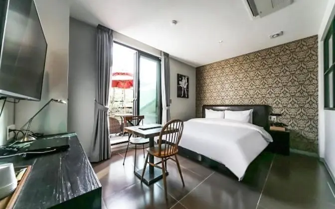 Oda (Suite (Terrace Random Assignment Brea)