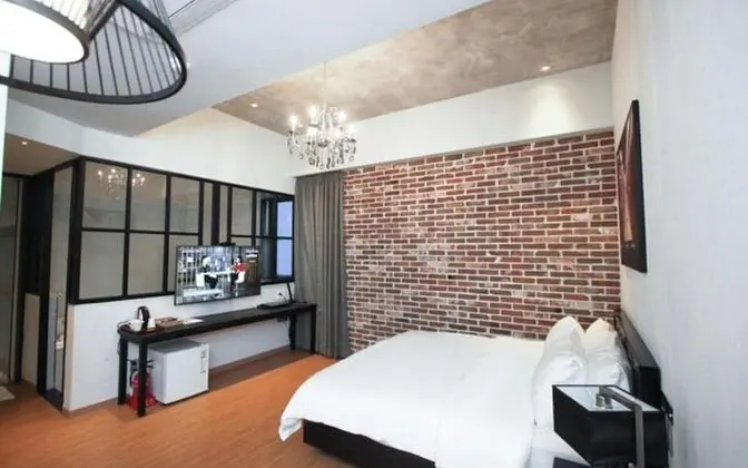 Oda (Suite (Terrace Random Assignment Brea)