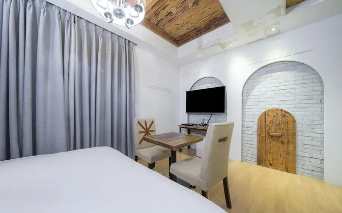 Oda (Suite (Terrace Random Assignment Brea)