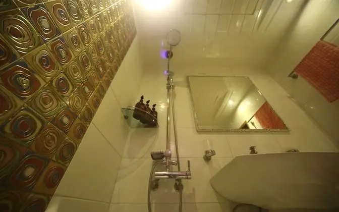 Oda (Semi-Suite room (Netflix available))