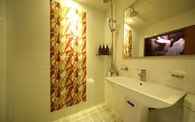 Oda (Semi-Suite room (Netflix available))