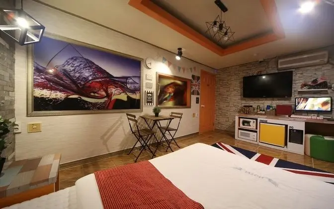 Oda (Semi-Suite room (Netflix available))