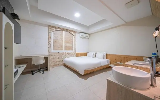 Oda (Semi-special room (Netflix available )