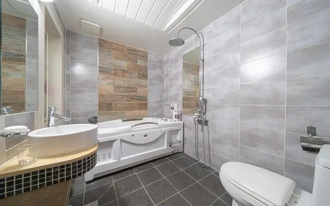 Oda (Semi-special room (Netflix available )