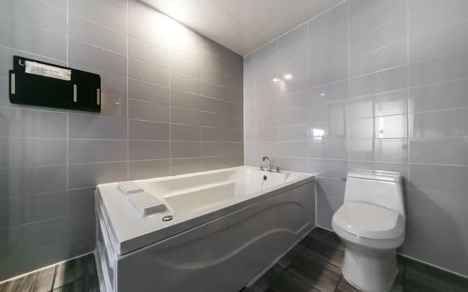 Oda (Deluxe (Bathtub PC Netflix Available))