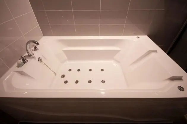 Oda (Deluxe (Bathtub PC Netflix Available))