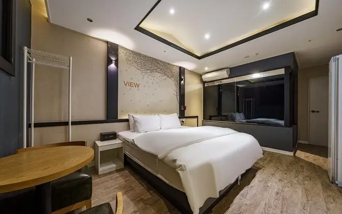 Oda (Premium (Super King Bed Netflix Avail)