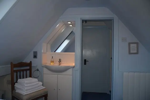 İki Ayrı Yataklı Oda, Ortak Banyo