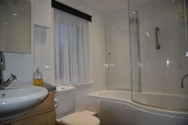 İki Ayrı Yataklı Oda, Ortak Banyo