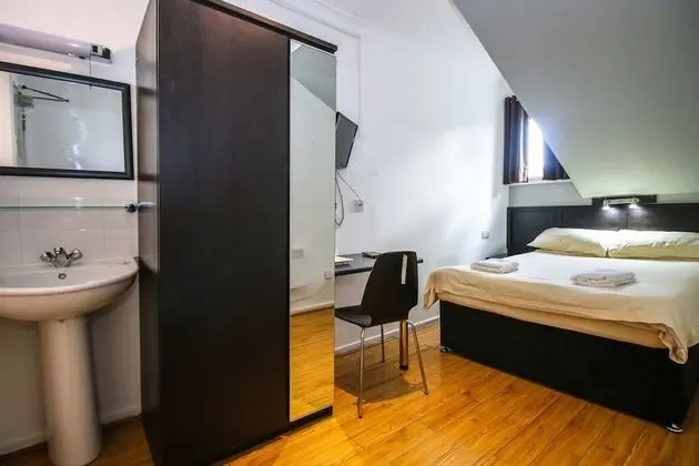 Tek Büyük Yataklı Oda, Ortak Banyo