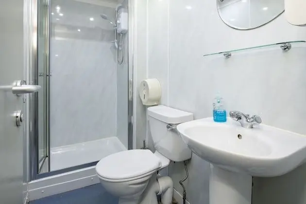 Tek Büyük Yataklı Oda, Ortak Banyo