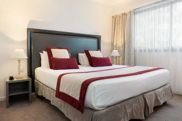 Standard Tek Büyük veya İki Ayrı Yataklı Oda (Courtyard View or City View)