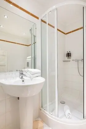 Standard Tek Büyük veya İki Ayrı Yataklı Oda (Courtyard View or City View)