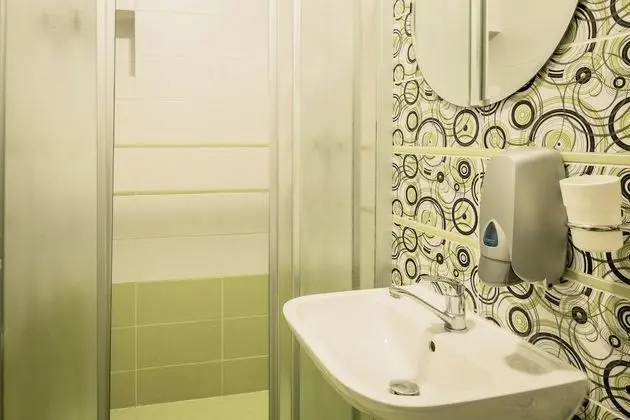 Üç Kişilik Oda, Ortak Banyo